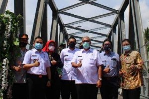 Bupati Kuningan berfoto bersama usai meresmikan jembatan gantung 45.